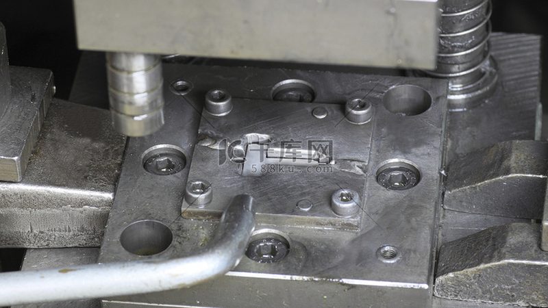 模具的尺寸精度与选材密切相关。以下是一些常见的模具钢料及其特点：