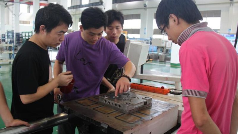 双色模具设计注意事项：如何平衡外观与功能性